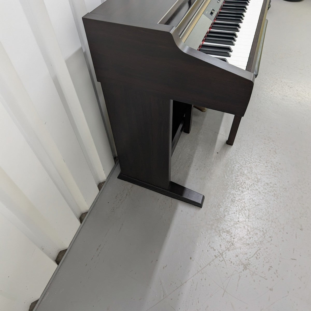 Đàn piano điện TÂN NHẠC CỤ Yamaha CLP930 dáng tủ màu gỗ tối sang trọng với bàn phím búa GH chắc chắn