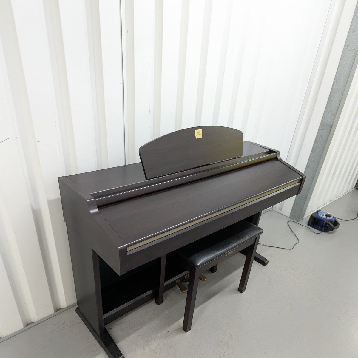 Đàn piano điện Yamaha CLP930 dáng tủ màu gỗ tối tại TÂN NHẠC CỤ, thiết kế upright thanh lịch với 3 pedal