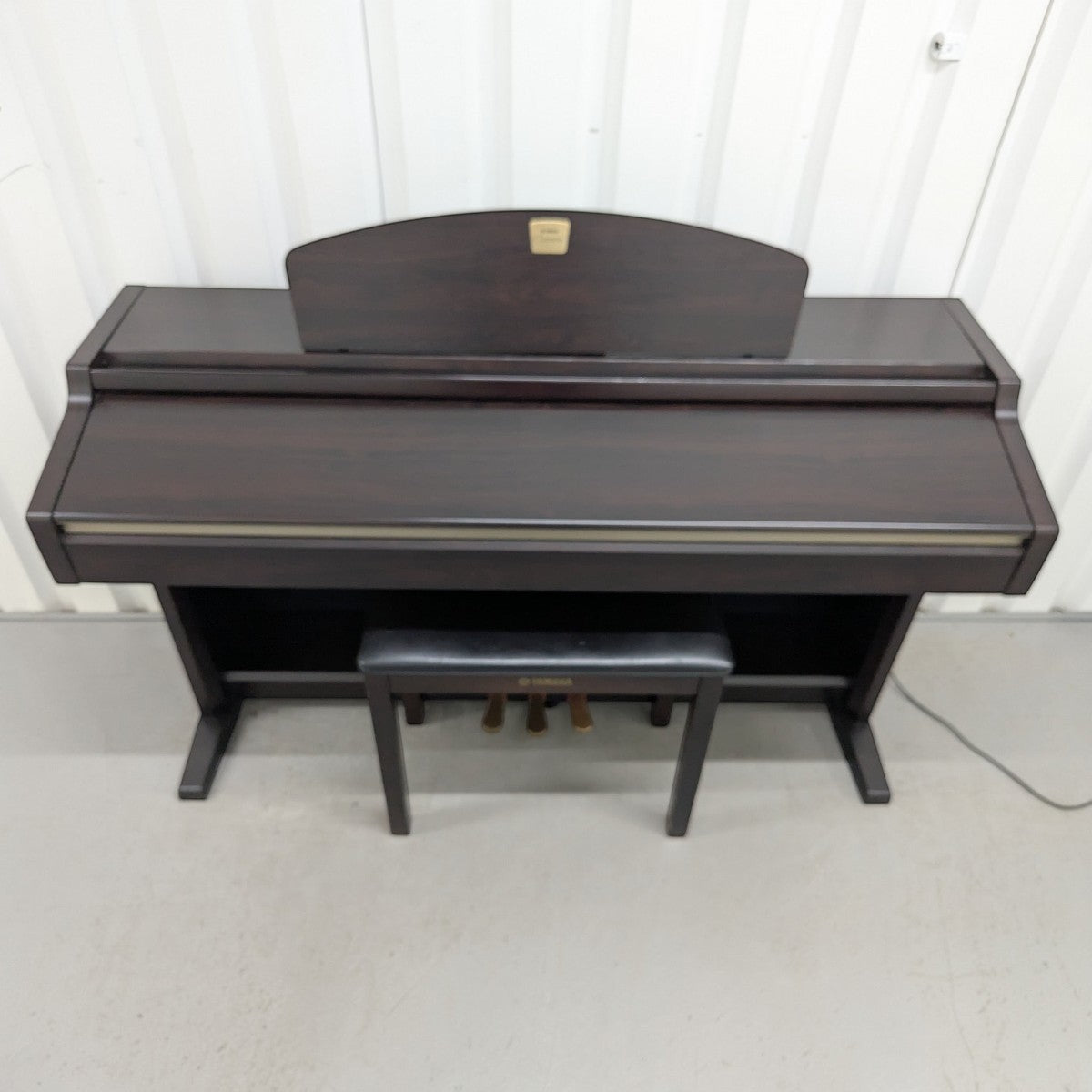 Đàn piano điện TÂN NHẠC CỤ Yamaha CLP930 dáng tủ màu gỗ tối sang trọng với bàn phím búa GH và 3 pedal