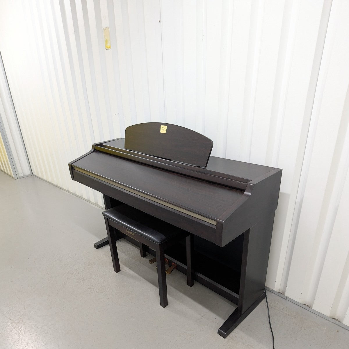 Đàn piano điện Yamaha CLP930 dáng tủ màu gỗ tối tại Tân Nhạc Cụ, thiết kế upright sang trọng với 3 pedal.