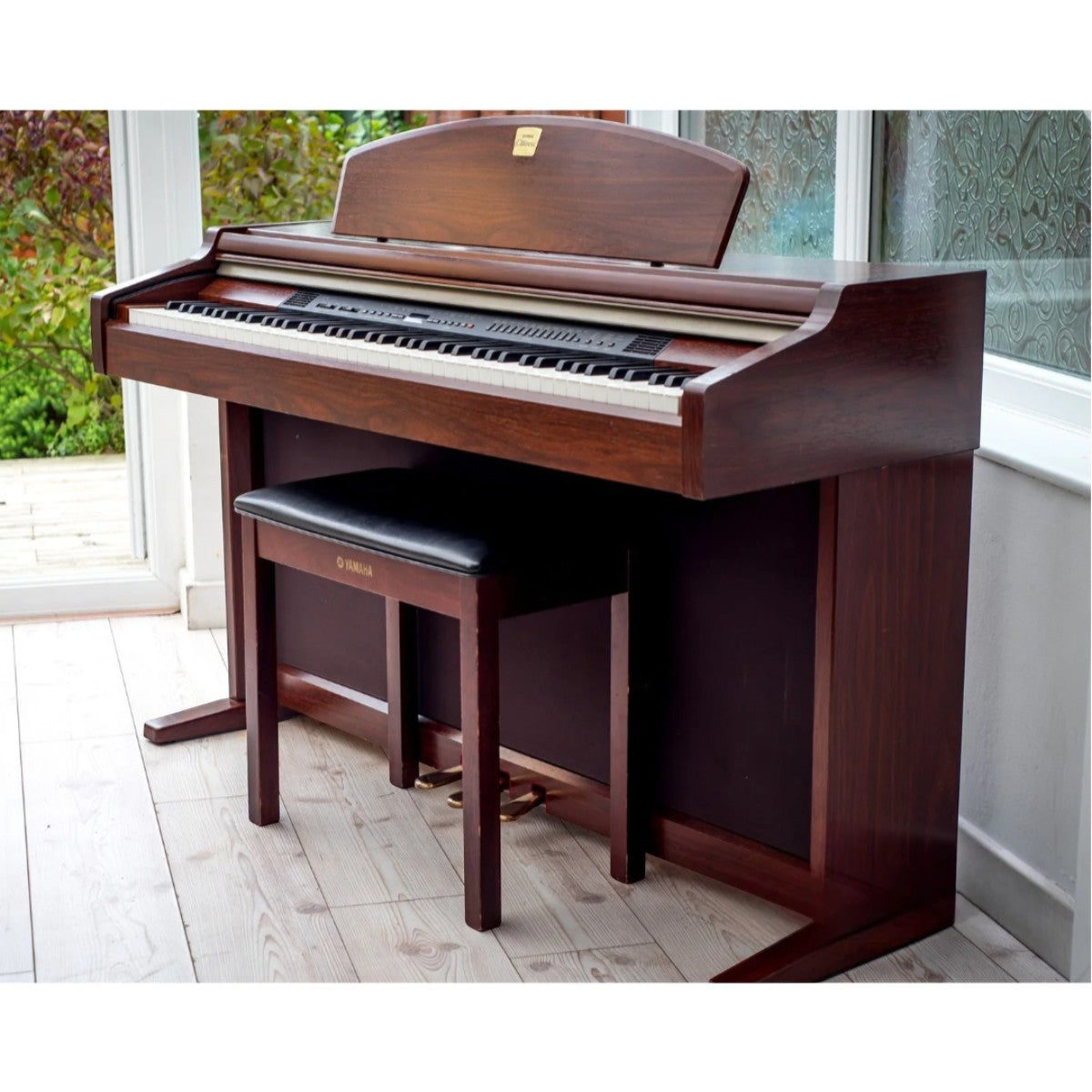 Đàn piano điện Yamaha CLP950 màu nâu gỗ sang trọng tại TÂN NHẠC CỤ với thiết kế cổ điển và ghế đàn đi kèm