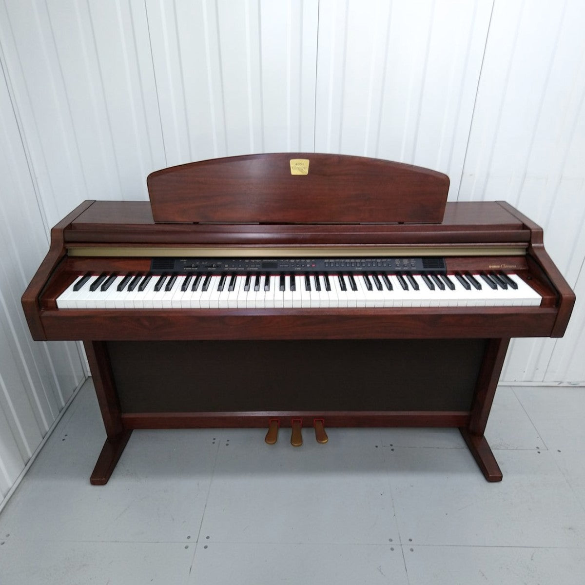 Đàn piano điện Yamaha CLP950 màu nâu gỗ sang trọng tại TÂN NHẠC CỤ với thiết kế 88 phím chuẩn và hệ thống 3 pedal