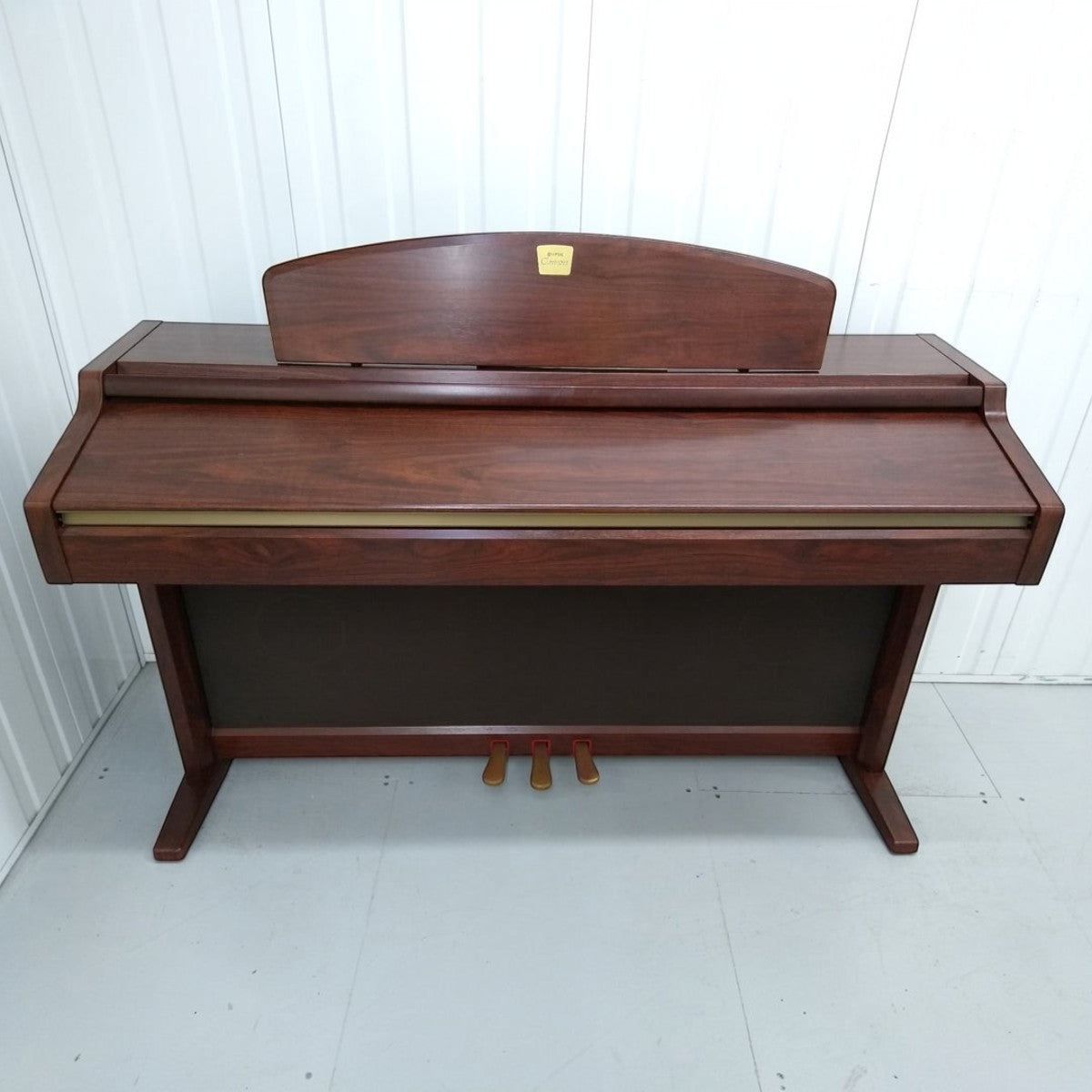 Đàn piano điện Yamaha CLP950 màu nâu gỗ sang trọng tại TÂN NHẠC CỤ với thiết kế 88 phím và ba bàn đạp chân