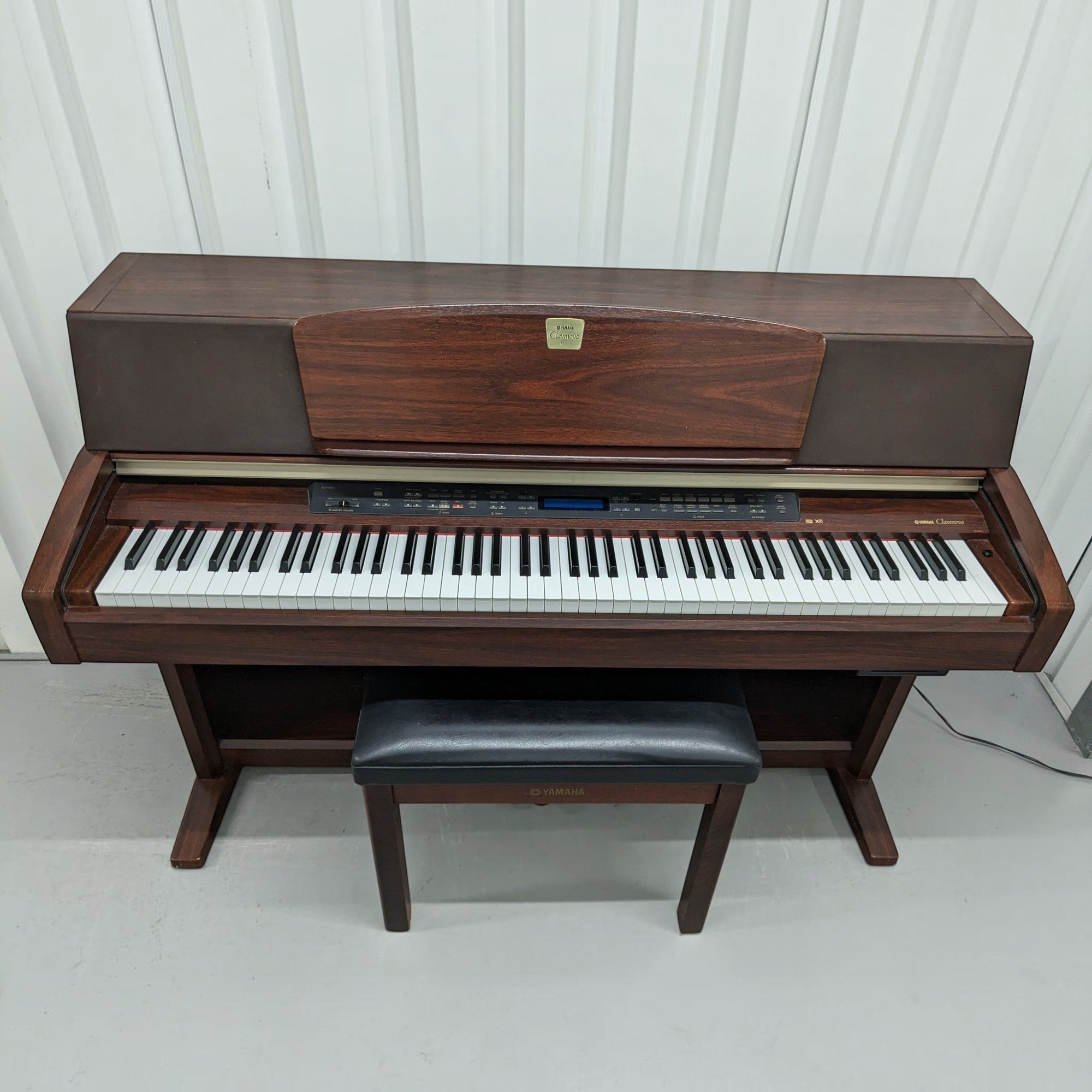 Đàn piano điện Yamaha CLP-970 màu gỗ sang trọng tại Tân Nhạc Cụ với thiết kế dáng tủ cổ điển và ghế ngồi đi kèm