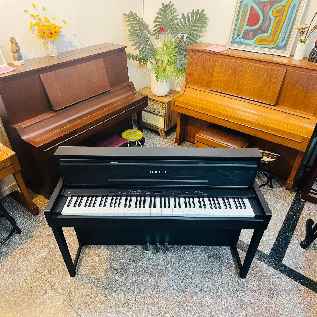 Đàn piano điện Yamaha CLPS406 màu đen tại showroom TÂN NHẠC CỤ với thiết kế dáng tủ mỏng hiện đại