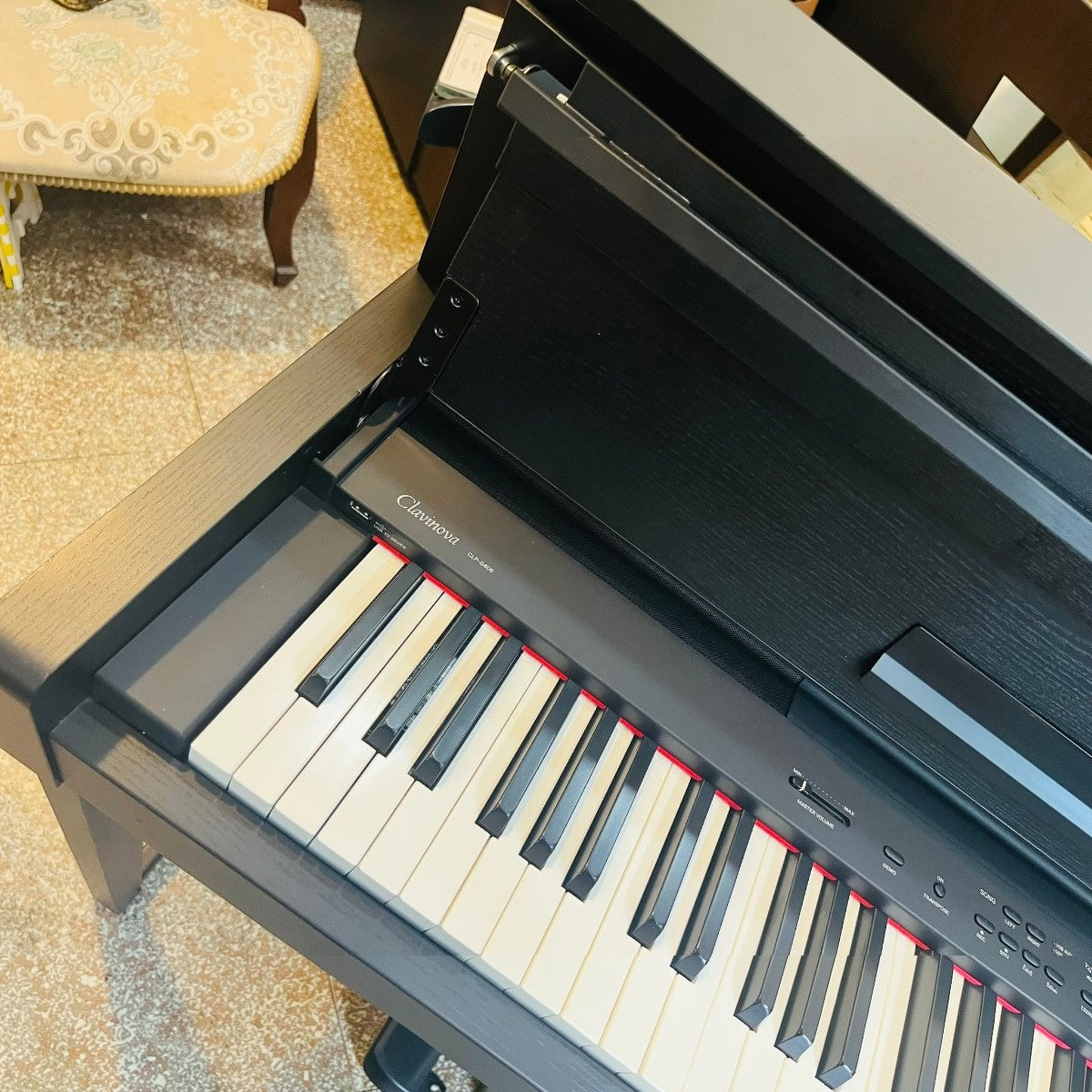 Đàn piano điện TÂN NHẠC CỤ Yamaha CLP-S406 màu đen satin với thiết kế dáng tủ mỏng và bàn phím GH3 cao cấp