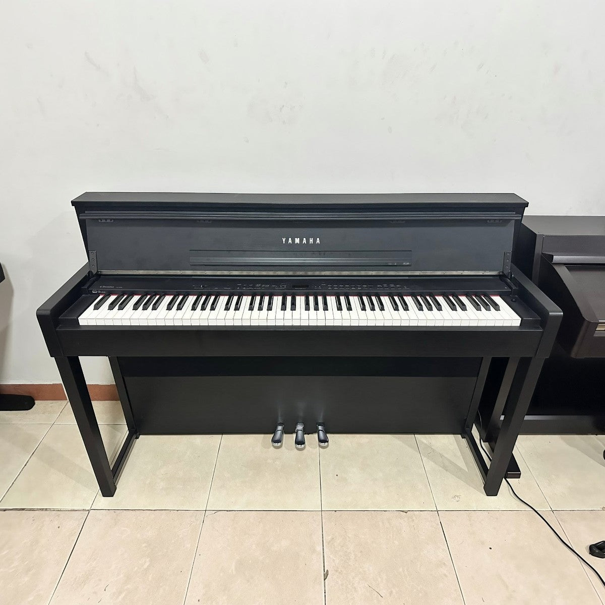 Đàn piano điện Yamaha CLPS406 màu đen sang trọng tại TÂN NHẠC CỤ, thiết kế dáng tủ mỏng gọn gàng và tinh tế.