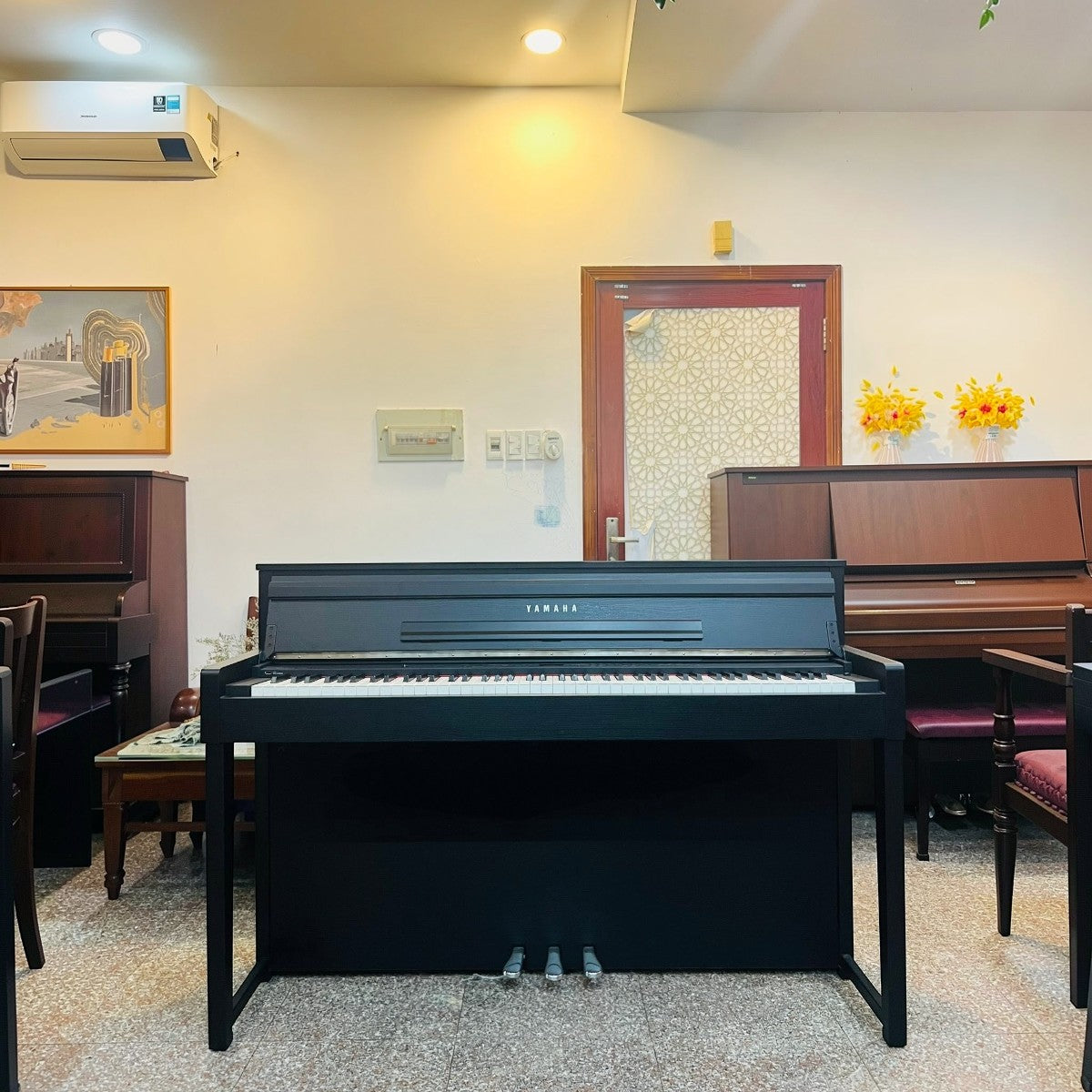 Đàn piano điện Yamaha CLPS406 màu đen tại showroom TÂN NHẠC CỤ, thiết kế dáng tủ mỏng sang trọng