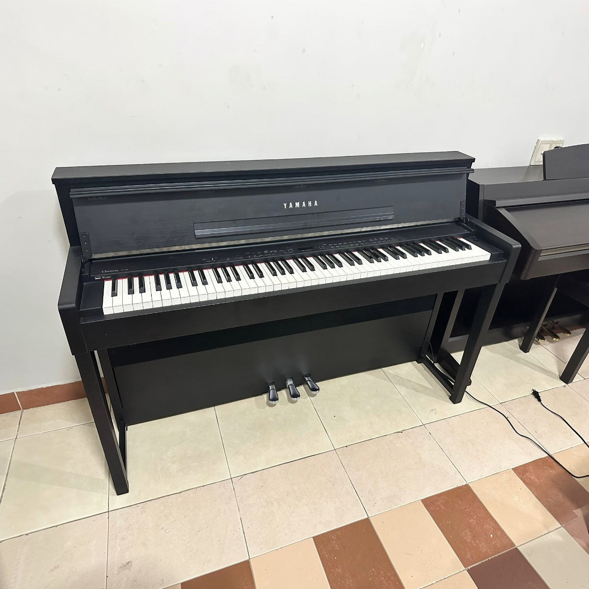 Đàn piano điện Yamaha CLPS406 màu đen sang trọng tại TÂN NHẠC CỤ, thiết kế dáng tủ mỏng gọn gàng và tinh tế.