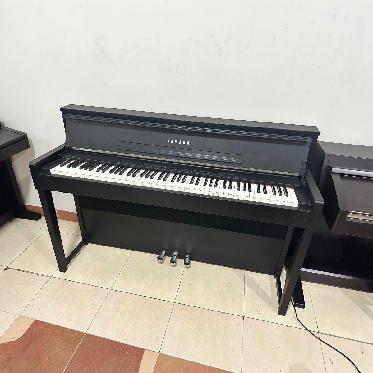 Đàn piano điện Yamaha CLPS406 màu đen tại TÂN NHẠC CỤ với thiết kế dáng tủ mỏng hiện đại và bàn phím GH3 cao cấp.