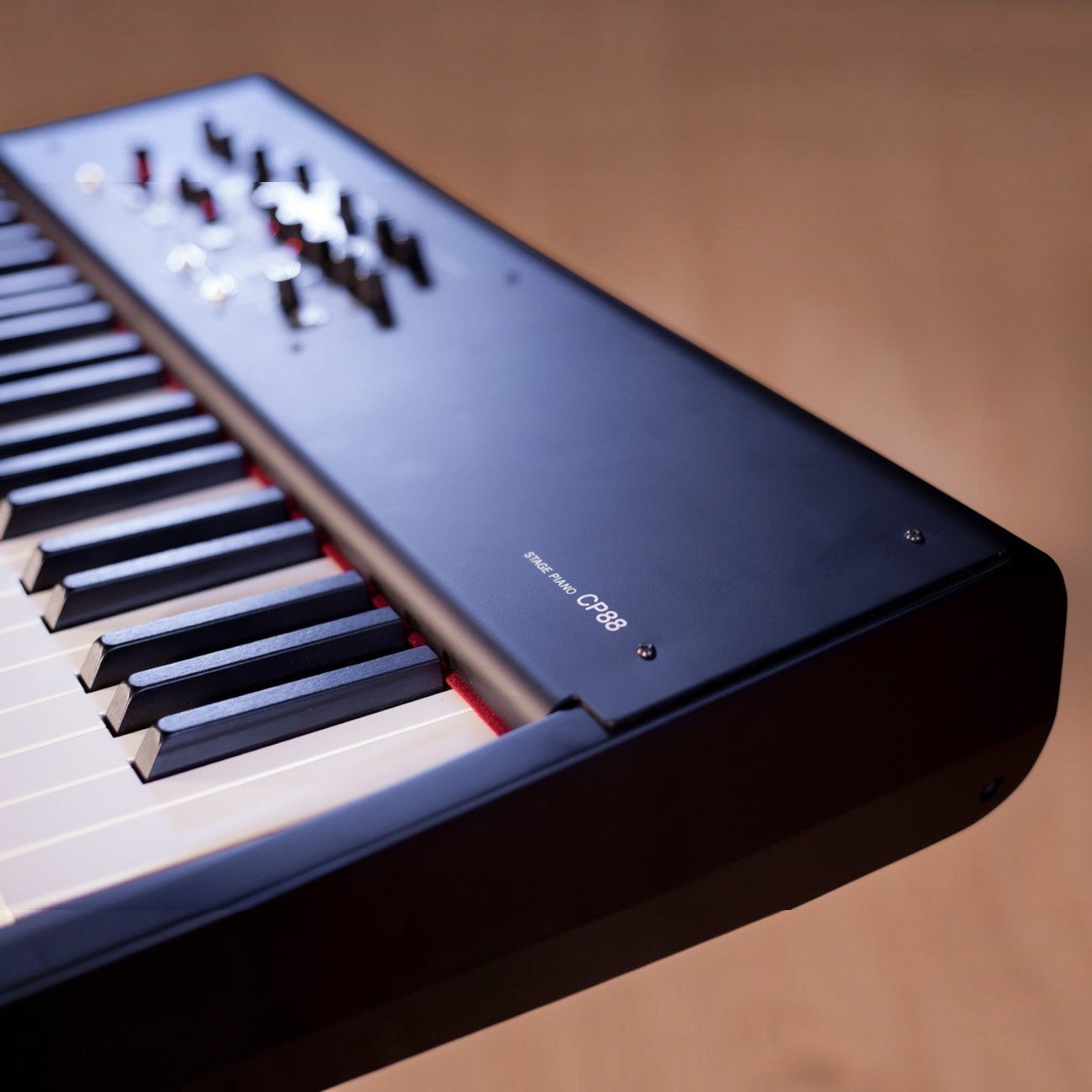 Đàn piano điện biểu diễn Yamaha CP88 màu đen với bàn phím gỗ NW-GH3 và bảng điều khiển núm vặn tại Tân Nhạc Cụ