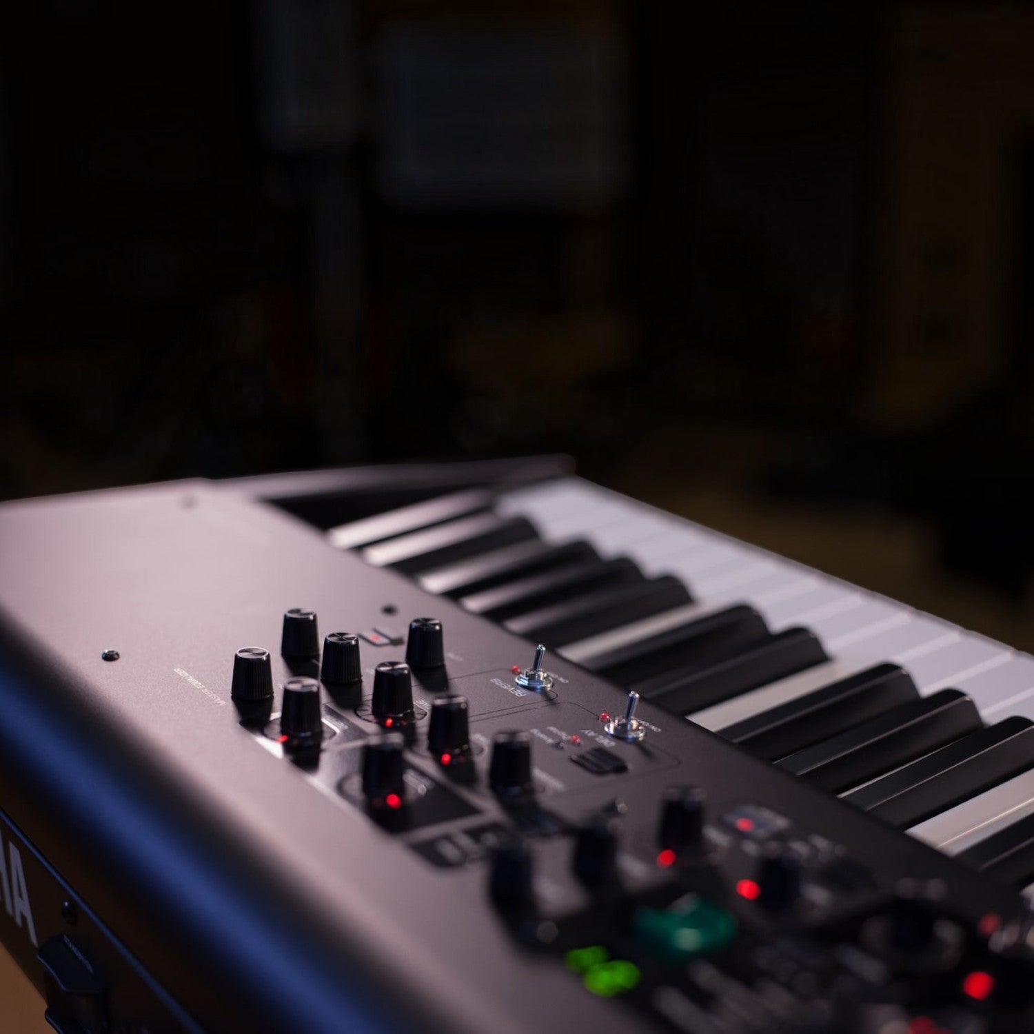 Đàn piano điện Yamaha CP88 màu đen với các núm điều khiển trực tiếp và phím gỗ tại TÂN NHẠC CỤ