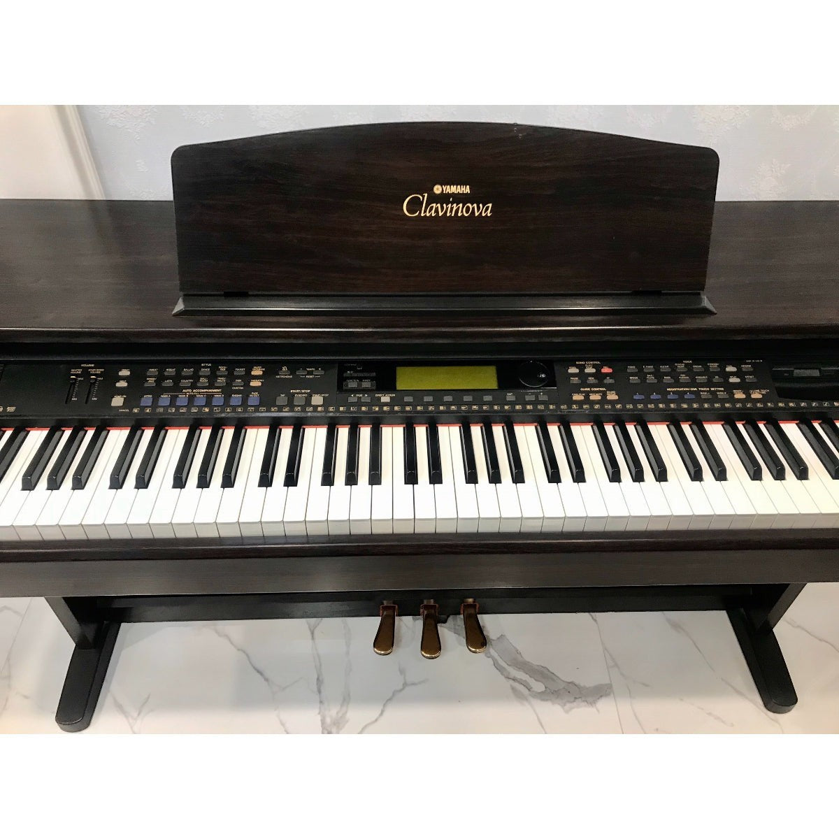 Đàn piano điện Yamaha CVP-103 màu gỗ cẩm lai sang trọng tại TÂN NHẠC CỤ với bàn phím 88 phím công nghệ GH