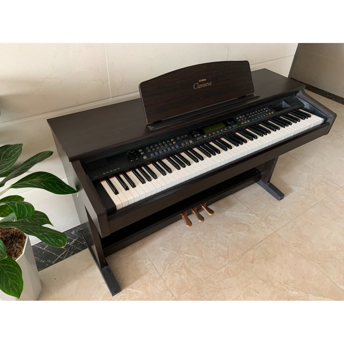 Đàn piano điện TÂN NHẠC CỤ Yamaha CVP-103 màu gỗ cẩm lai sang trọng với 88 phím công nghệ GH và màn hình điều khiển