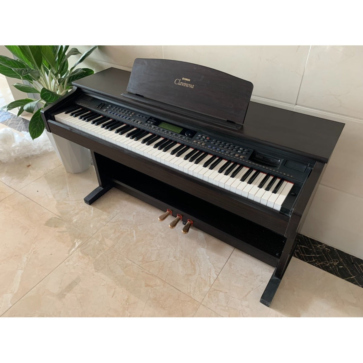 Đàn piano điện Yamaha CVP-103 màu gỗ cẩm lai sang trọng tại cửa hàng TÂN NHẠC CỤ