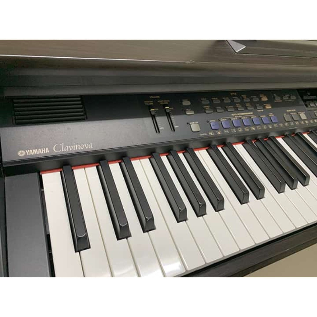 Đàn piano điện Yamaha Clavinova CVP-103 màu gỗ cẩm lai sang trọng tại TÂN NHẠC CỤ với bảng điều khiển hiện đại