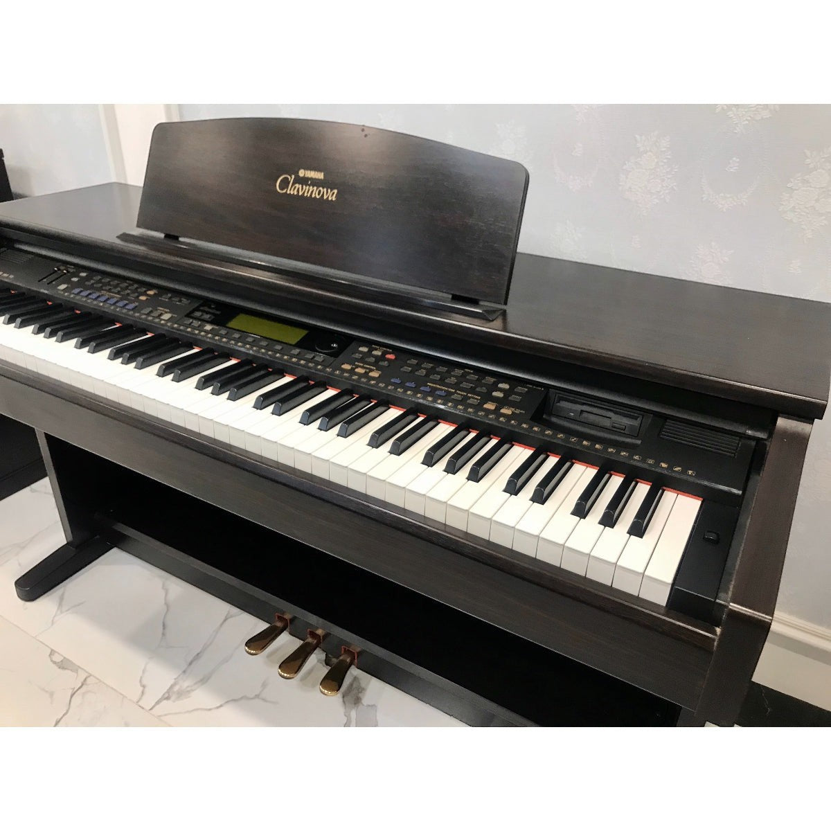 Đàn piano điện Yamaha Clavinova CVP-103 màu gỗ cẩm lai sang trọng tại TÂN NHẠC CỤ với 88 phím công nghệ GH