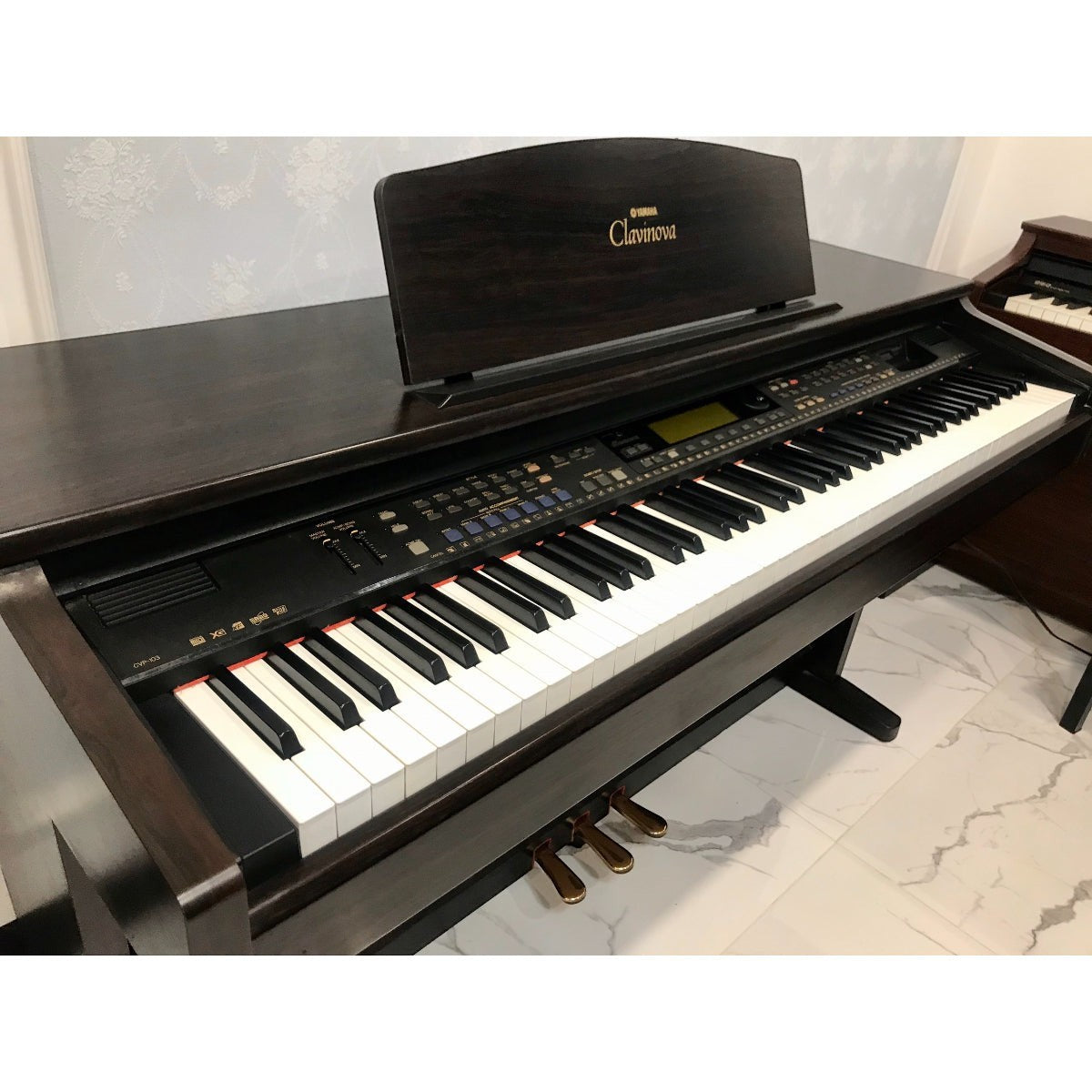 Đàn piano điện Yamaha CVP-103 màu gỗ cẩm lai sang trọng tại TÂN NHẠC CỤ với 88 phím GH và bảng điều khiển hiện đại