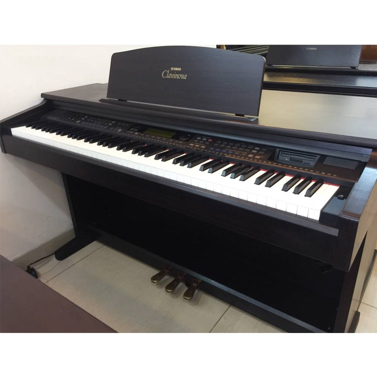 Đàn piano điện Yamaha CVP-103 màu gỗ cẩm lai sang trọng tại TÂN NHẠC CỤ với bàn phím 88 phím và thiết kế hiện đại.