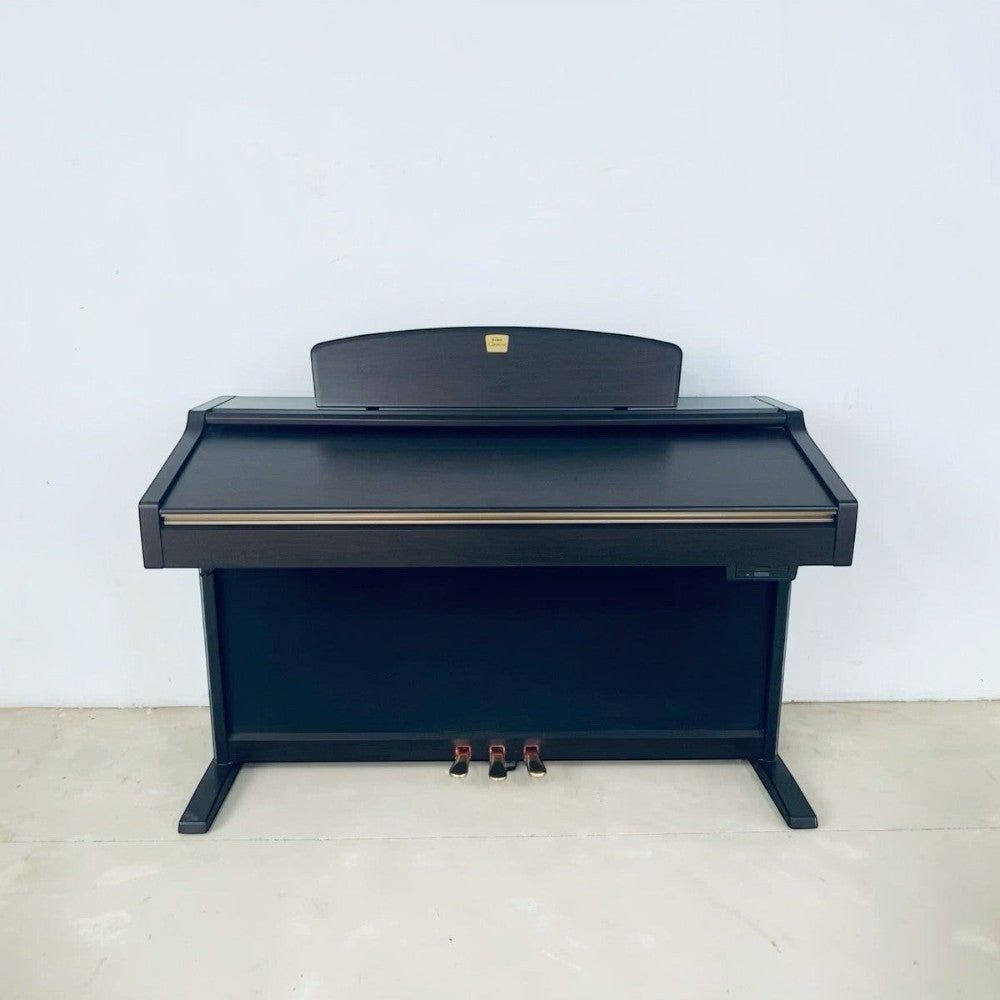 Đàn piano điện Yamaha CVP-206 màu nâu gỗ sang trọng tại Tân Nhạc Cụ, thiết kế dáng tủ cổ điển với 3 bàn đạp