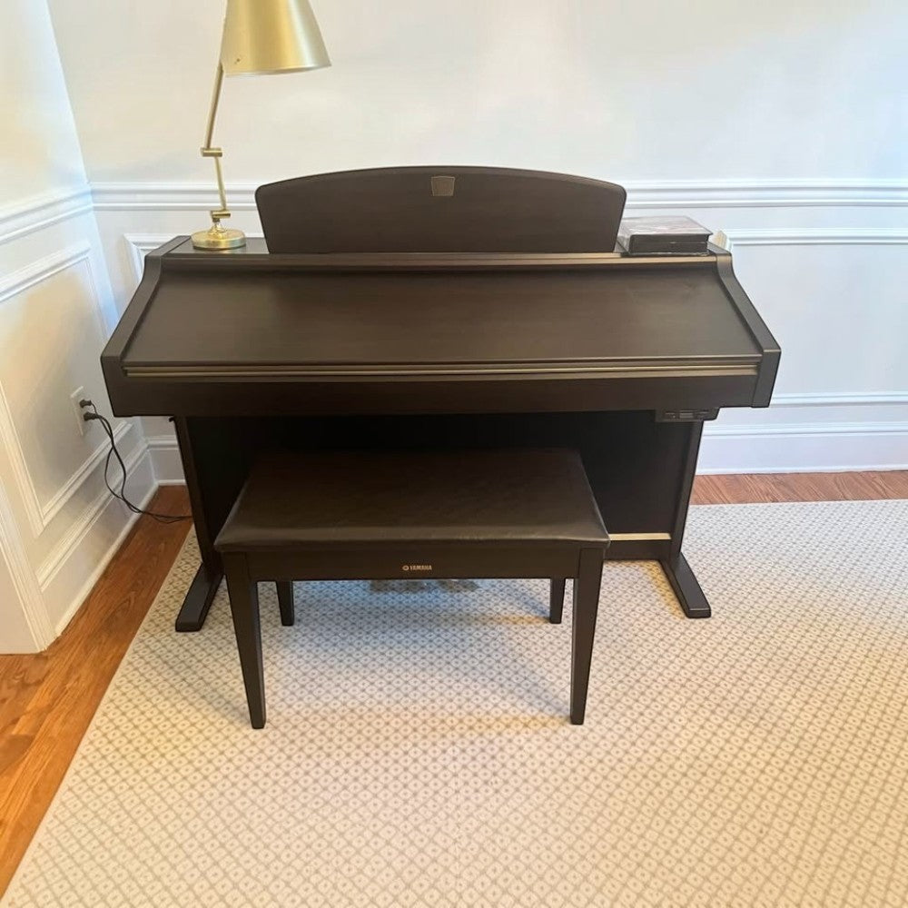 Đàn piano điện Yamaha CVP-206 màu nâu gỗ sang trọng với ghế ngồi đồng bộ tại Tân Nhạc Cụ