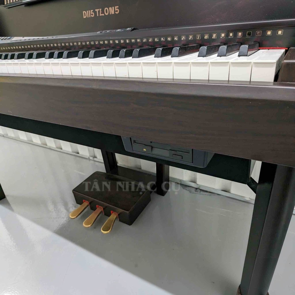 Đàn piano điện TÂN NHẠC CỤ Yamaha CVP-207 màu nâu gỗ với bàn phím búa GH và ba pedal kim loại