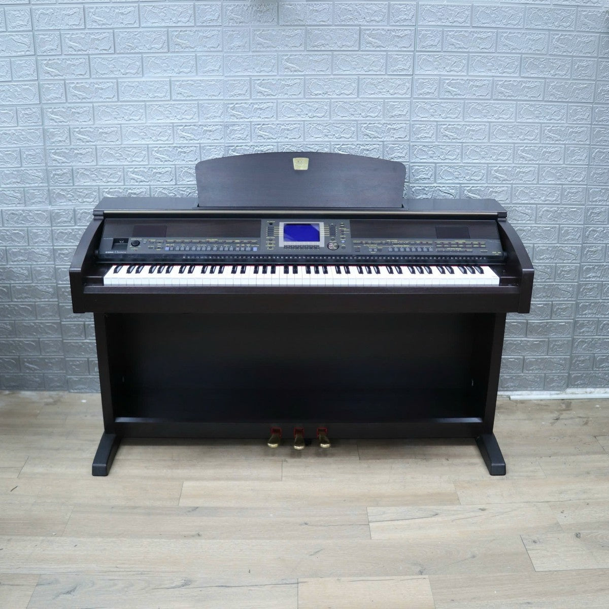 Đàn piano điện Yamaha CVP-403 màu nâu gỗ sang trọng tại TÂN NHẠC CỤ với bàn phím GH3 và màn hình điều khiển trung tâm