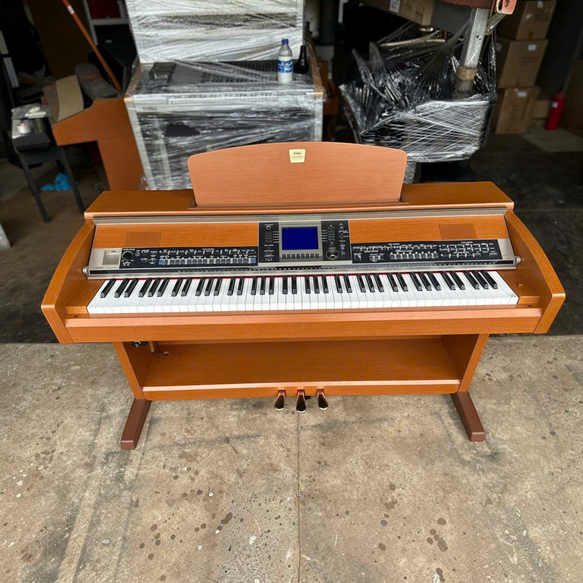 Đàn piano điện Yamaha CVP-403 màu gỗ tự nhiên tại Tân Nhạc Cụ, thiết kế dáng tủ với bàn phím GH3 và bảng điều khiển