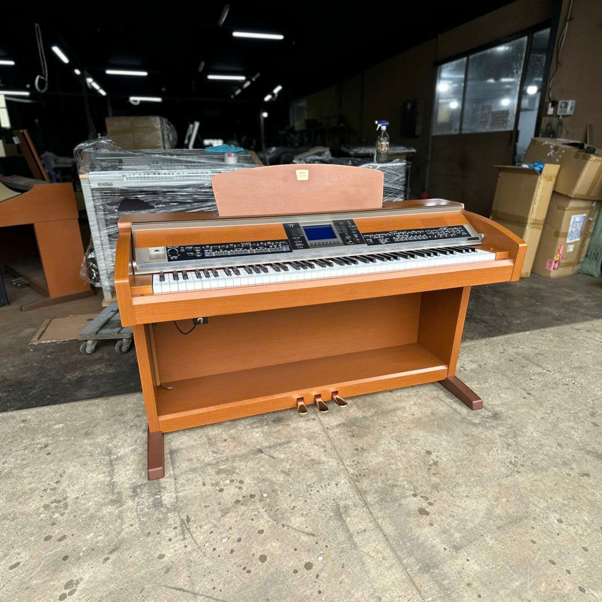 Đàn piano điện Yamaha CVP-403 màu gỗ tự nhiên tại showroom TÂN NHẠC CỤ, thiết kế dáng tủ với bảng điều khiển hiện đại