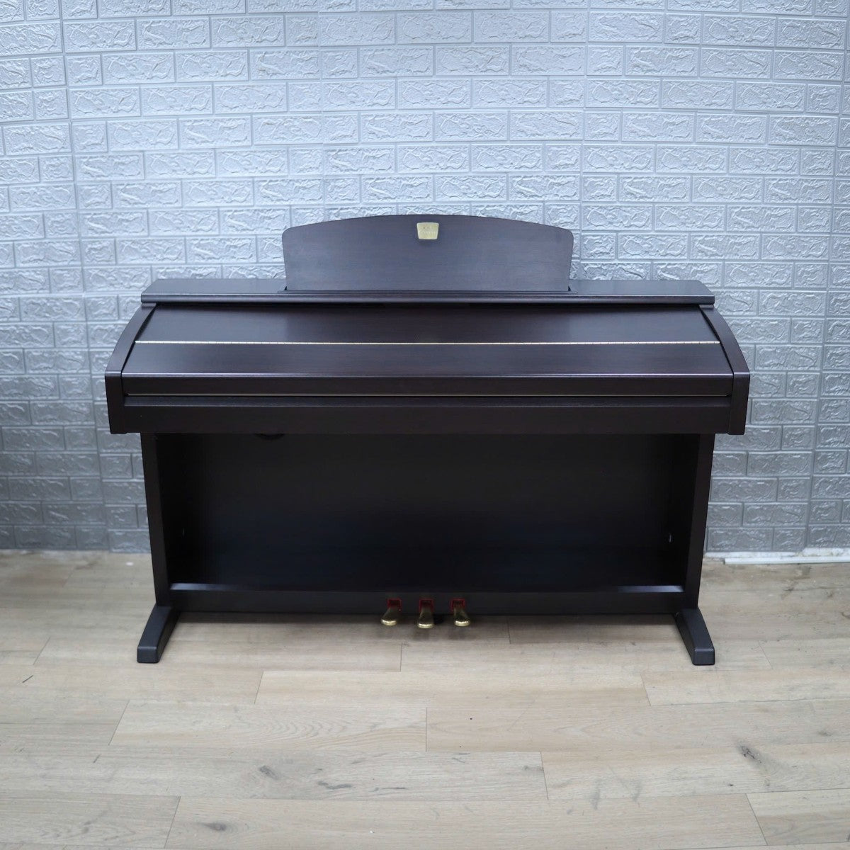 Đàn piano điện Yamaha CVP-403 màu nâu gỗ sang trọng tại TÂN NHẠC CỤ, thiết kế dáng tủ cổ điển với bàn phím GH3.
