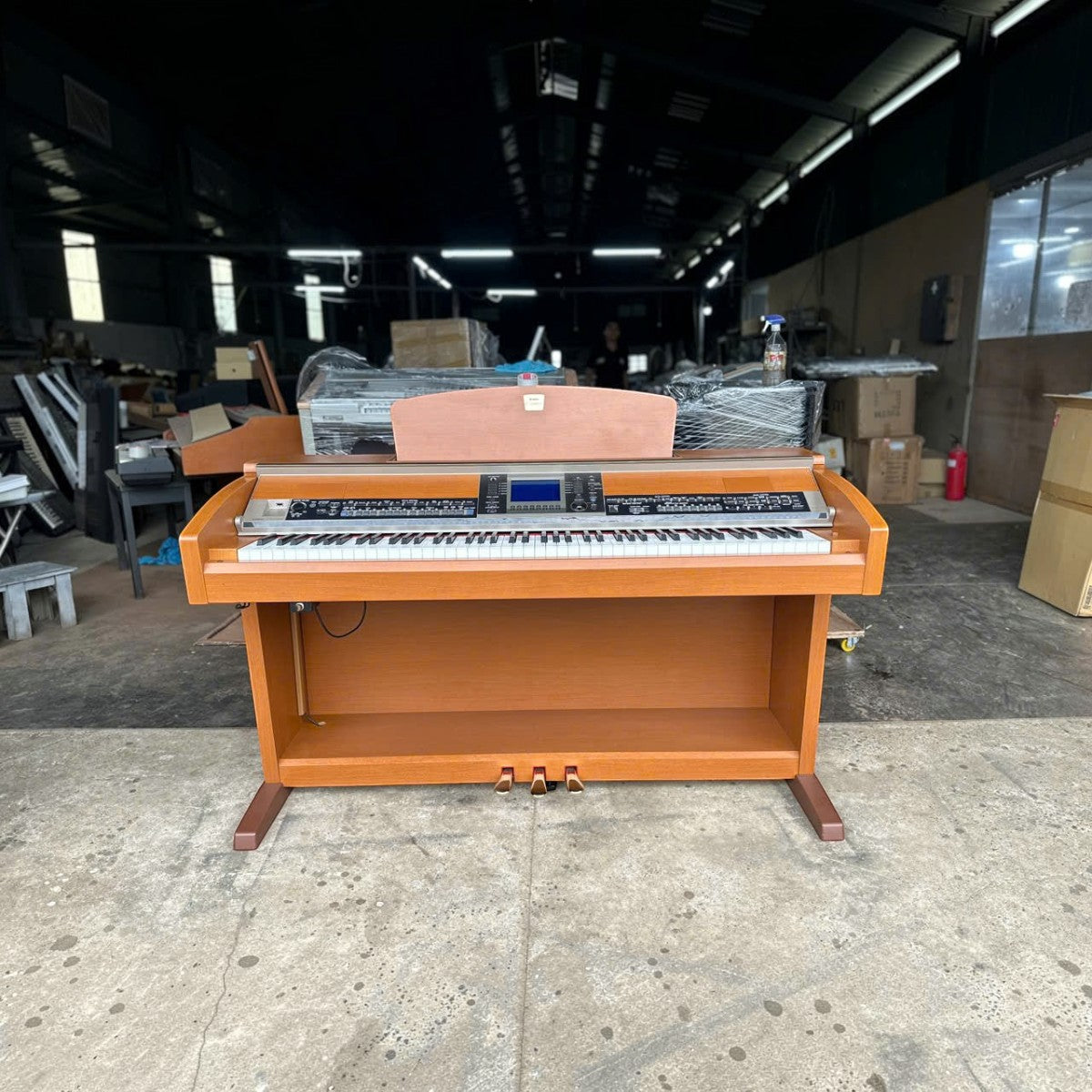 Đàn piano điện Yamaha CVP-403 màu gỗ tại Tân Nhạc Cụ, thiết kế dáng tủ sang trọng với bàn phím GH3 và bảng điều khiển