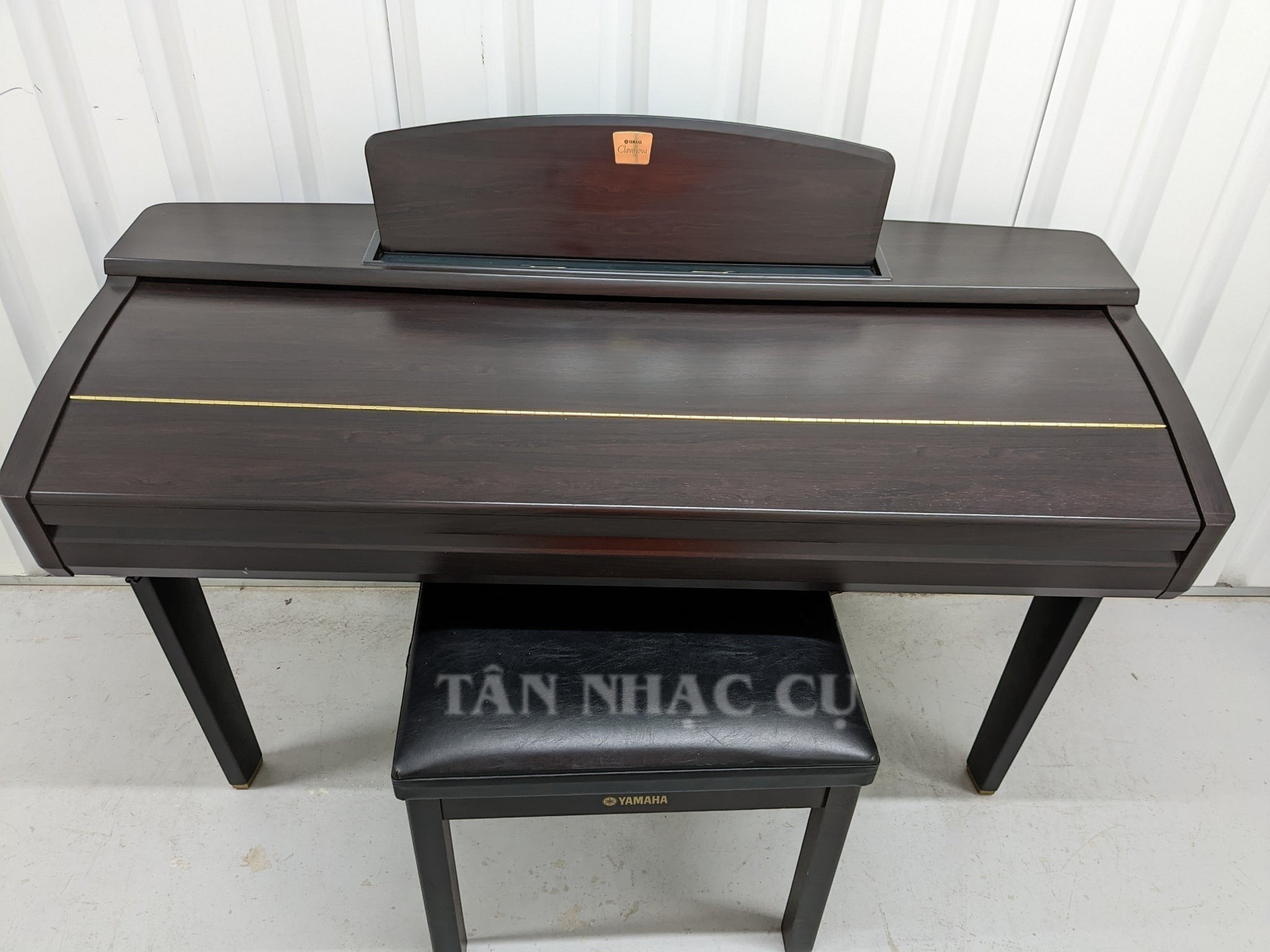 Đàn piano điện TÂN NHẠC CỤ Yamaha CVP-407 màu gỗ tối sang trọng với thiết kế dáng tủ hiện đại và ghế đàn đi kèm