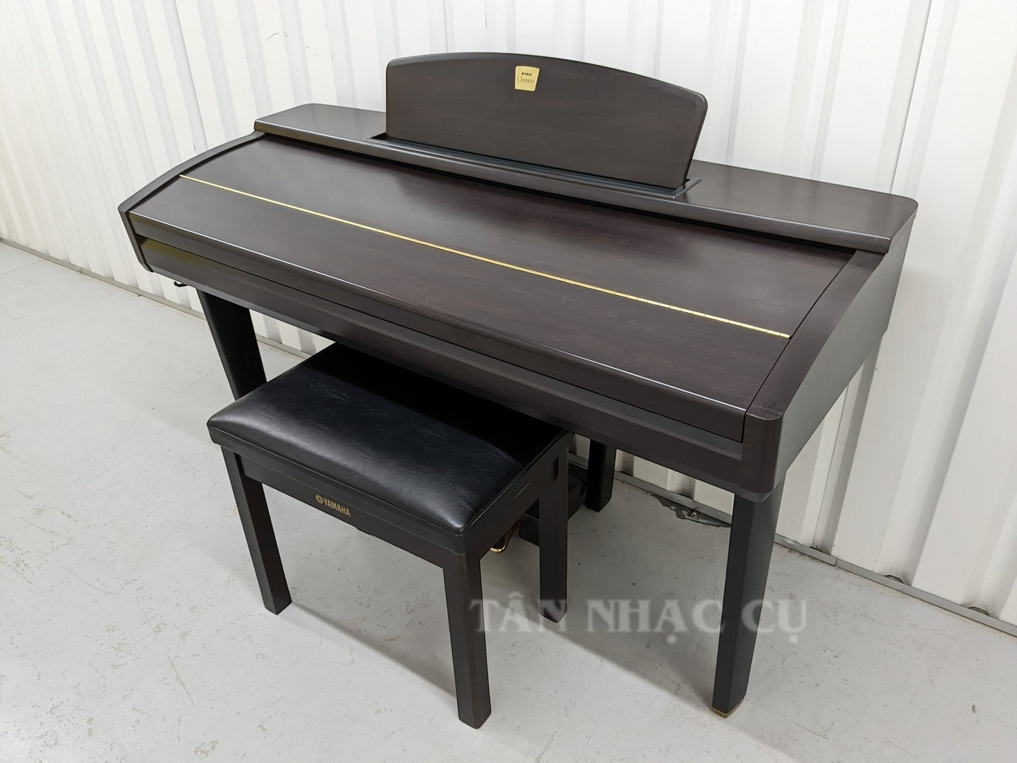 Đàn piano điện TÂN NHẠC CỤ Yamaha CVP-407 màu gỗ tối sang trọng với thiết kế dáng tủ hiện đại và ghế ngồi đi kèm