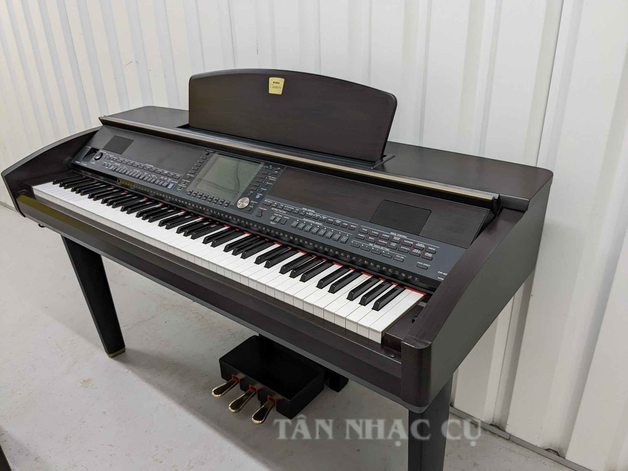 Đàn piano điện đa năng TÂN NHẠC CỤ Yamaha CVP-407 cũ màu gỗ tối với bàn phím gỗ Natural Wood và màn hình màu