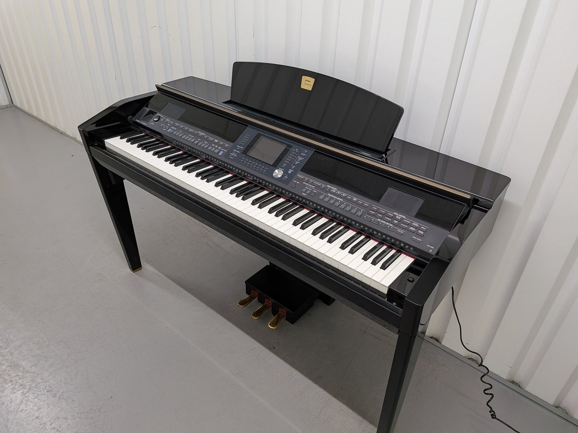 Đàn piano điện TÂN NHẠC CỤ Yamaha CVP-505 màu đen bóng sang trọng với bàn phím GH3 và màn hình điều khiển trung tâm