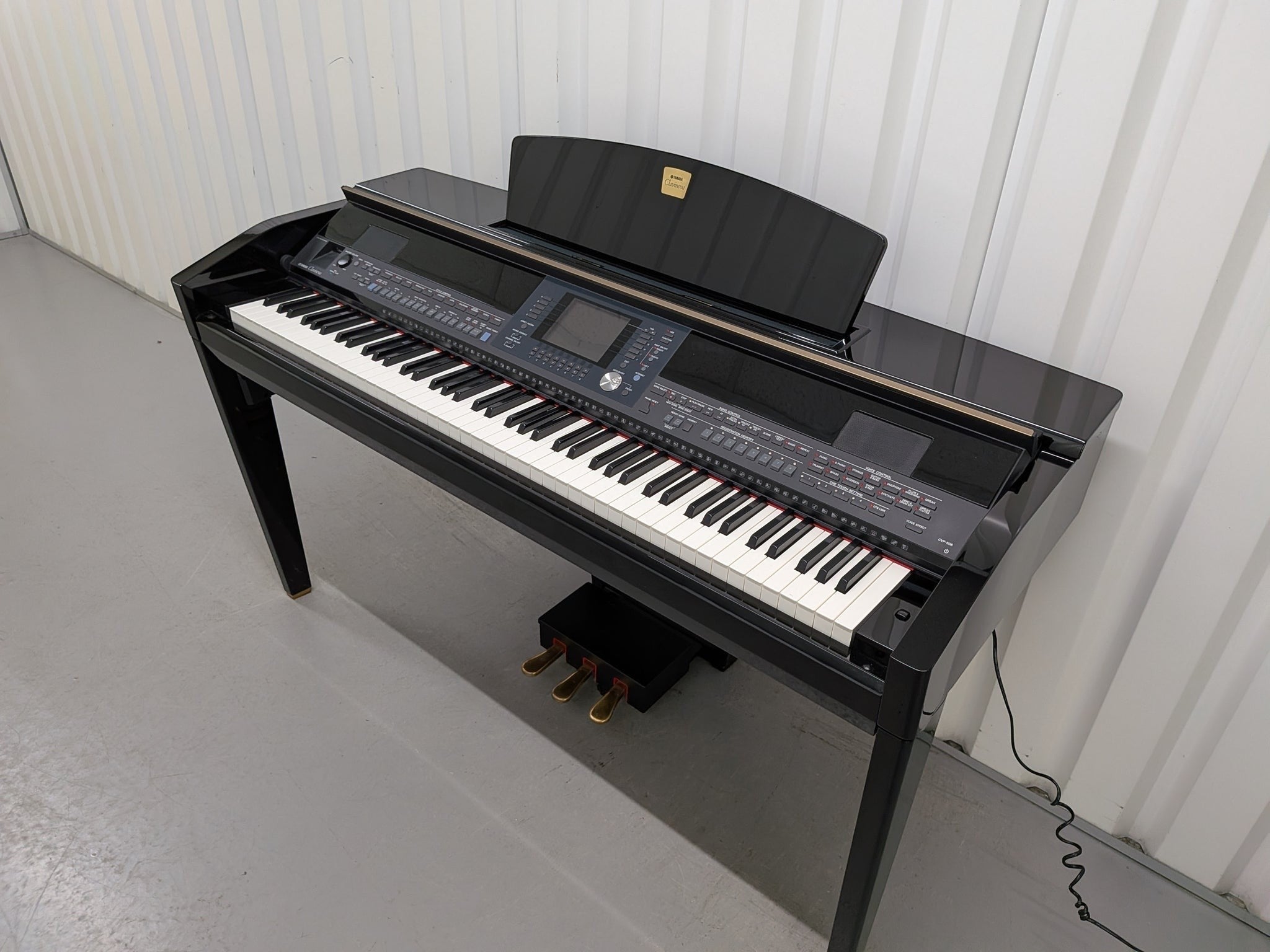 Đàn piano điện TÂN NHẠC CỤ Yamaha CVP-505 màu đen bóng sang trọng với bàn phím GH3 và màn hình điều khiển trung tâm