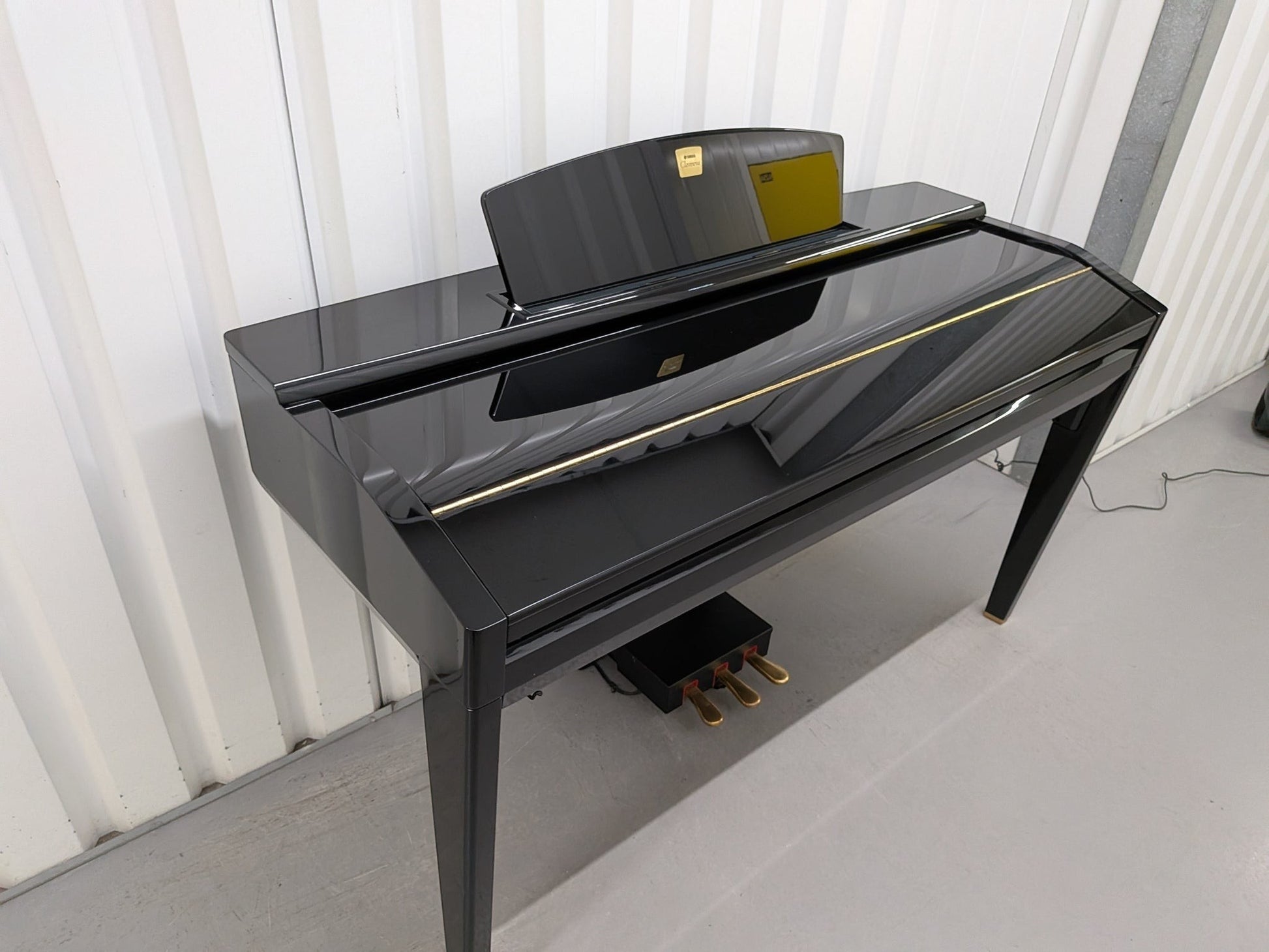 Đàn piano điện Yamaha CVP-505 màu đen bóng sang trọng tại TÂN NHẠC CỤ, thiết kế dáng tủ hiện đại và tinh tế.