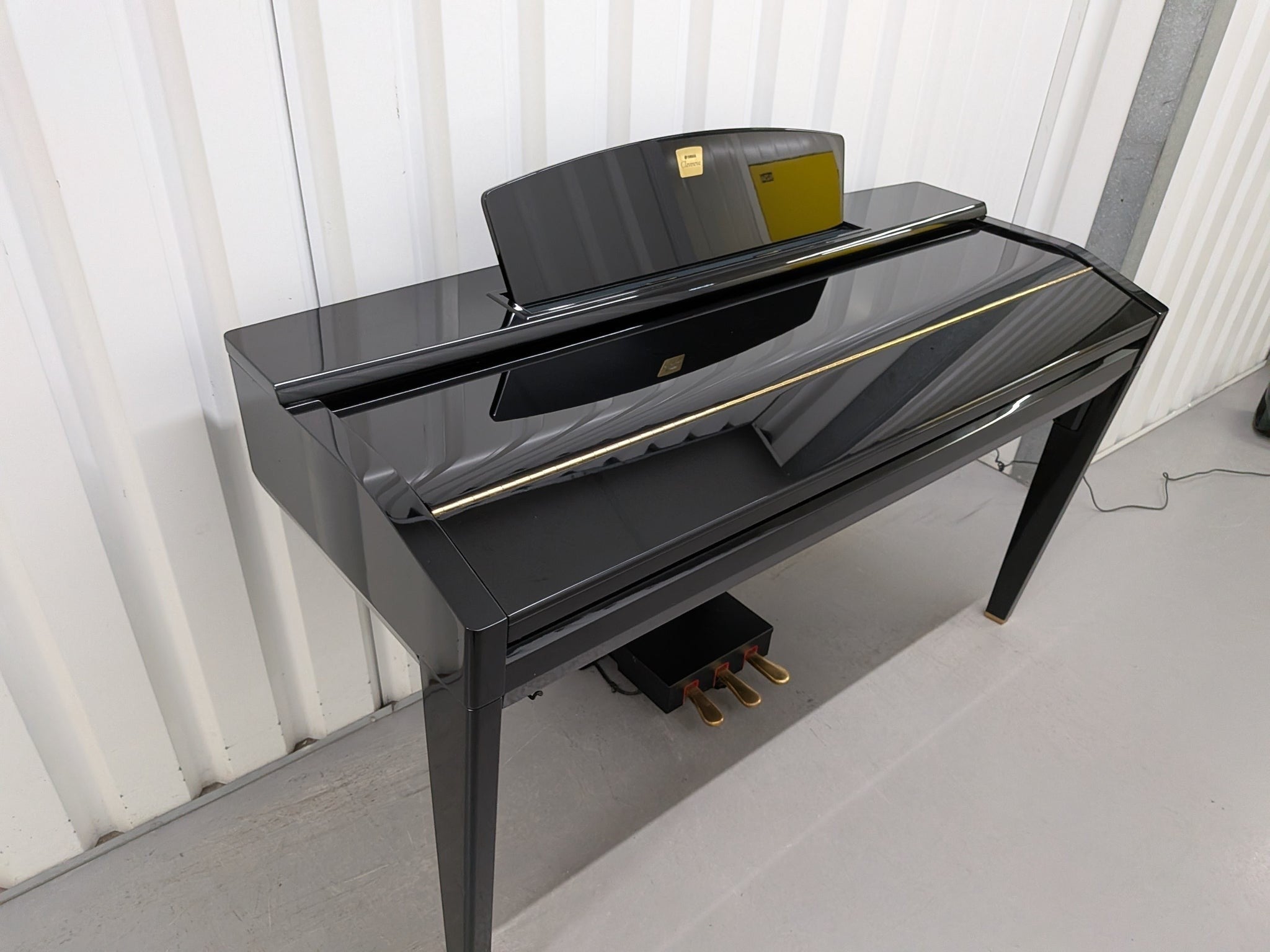 Đàn piano điện Yamaha CVP-505 màu đen bóng sang trọng tại TÂN NHẠC CỤ, thiết kế dáng tủ hiện đại và tinh tế.