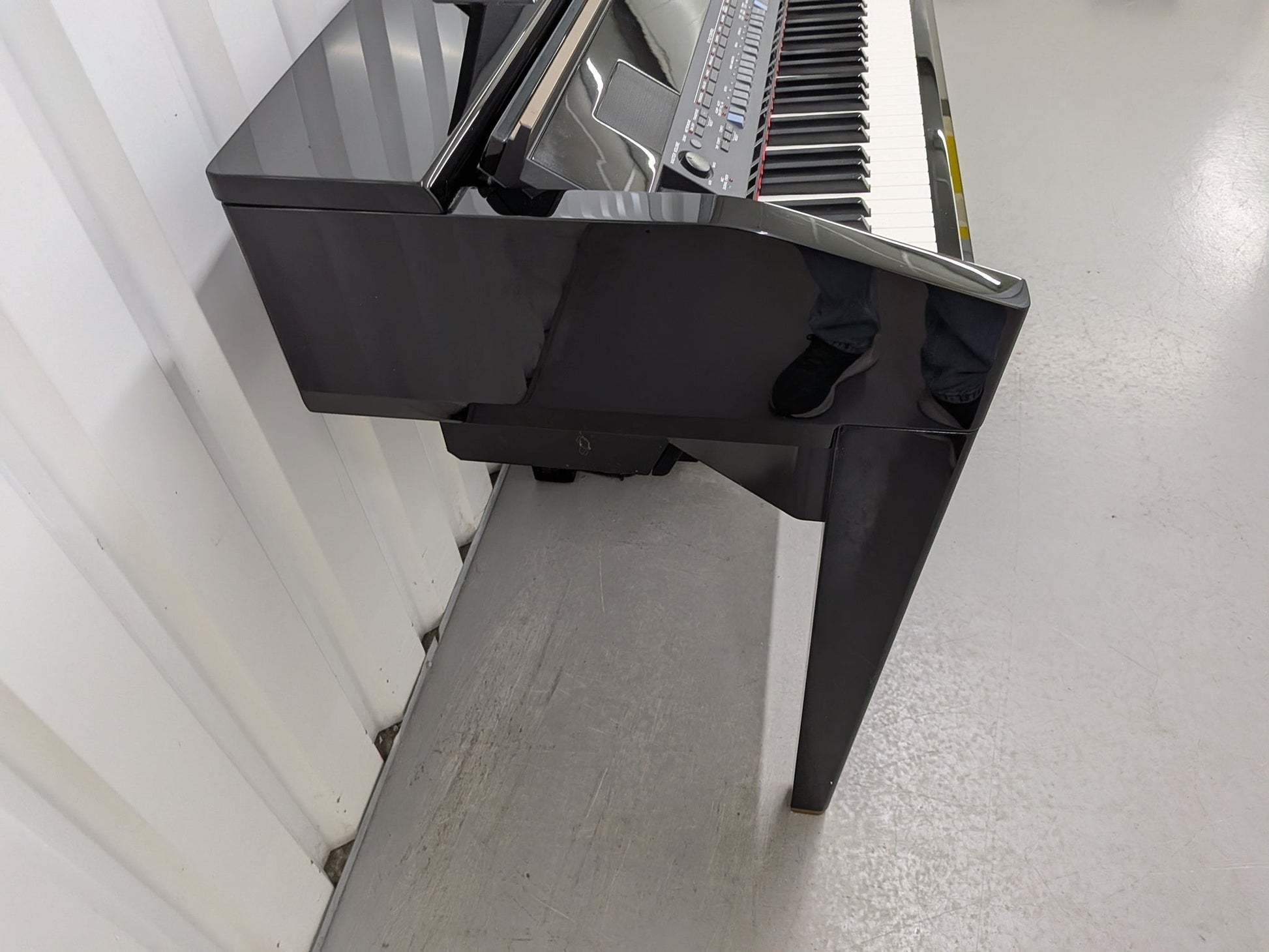 Đàn piano điện Yamaha CVP-505 màu đen bóng sang trọng tại Tân Nhạc Cụ, góc nhìn nghiêng từ trên cao.