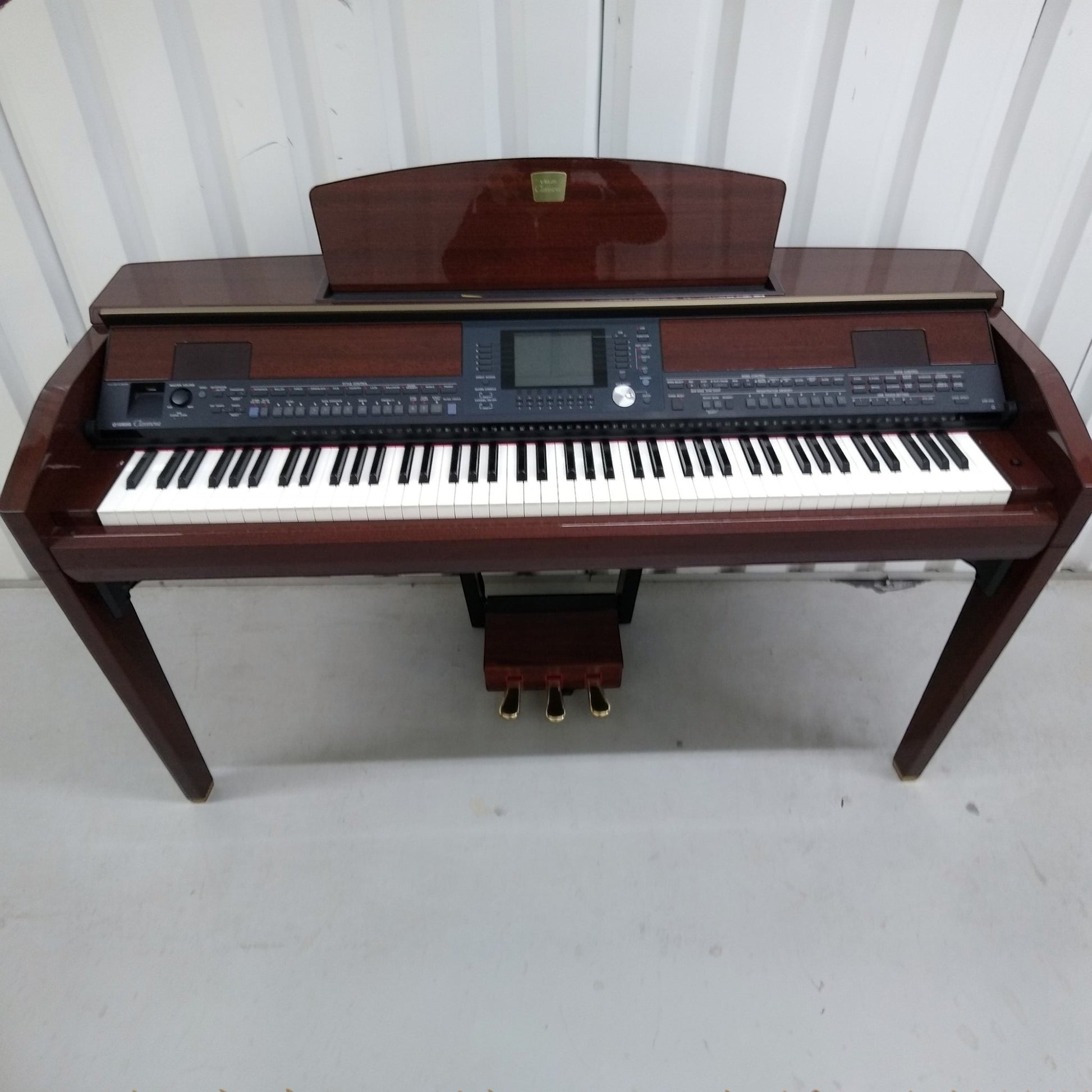 Đàn piano điện Yamaha CVP-505 màu gỗ bóng tại TÂN NHẠC CỤ, thiết kế dáng tủ sang trọng với màn hình hiển thị trung tâm