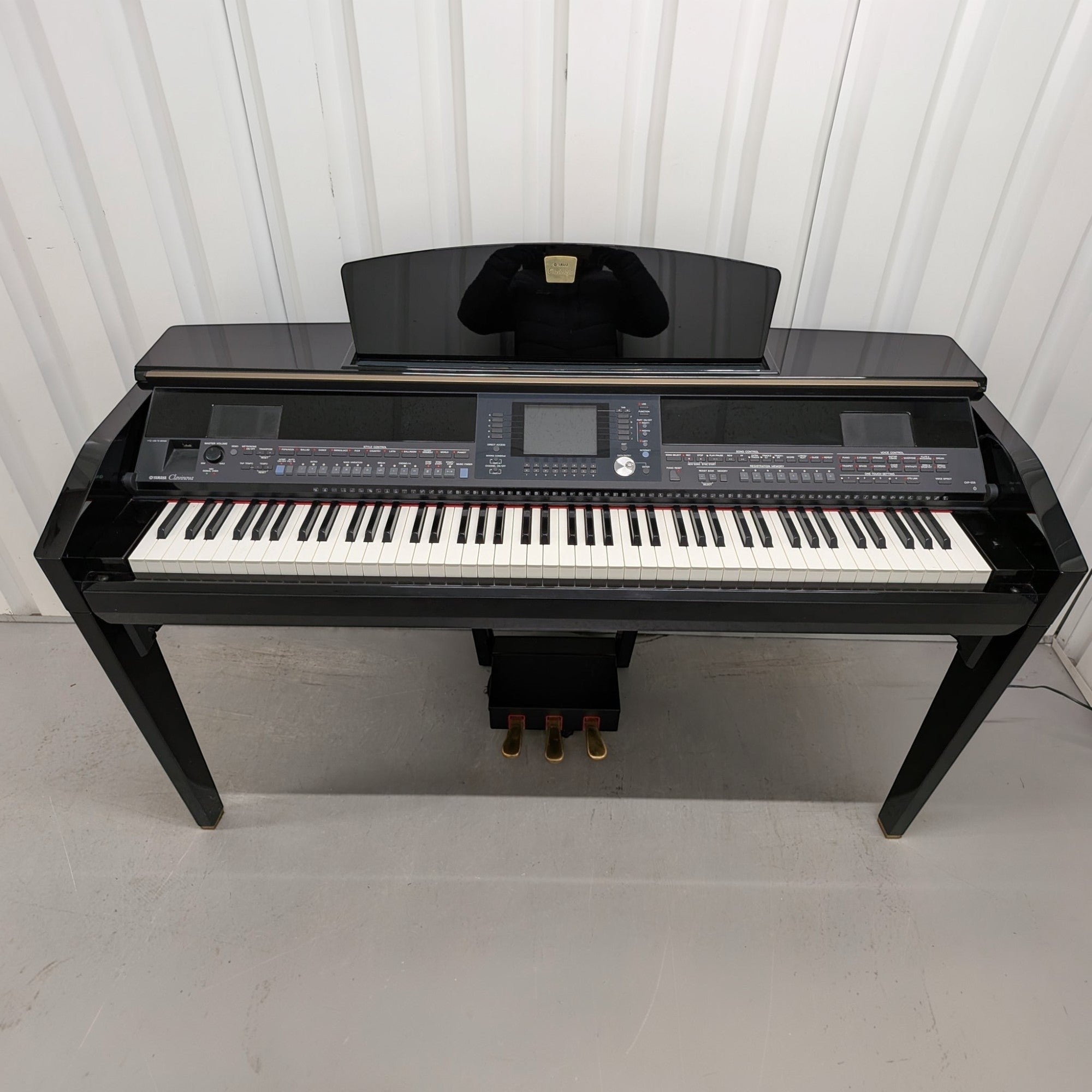 Đàn piano điện Yamaha CVP-505 màu đen bóng tại Tân Nhạc Cụ, thiết kế dáng tủ sang trọng với màn hình màu trung tâm.