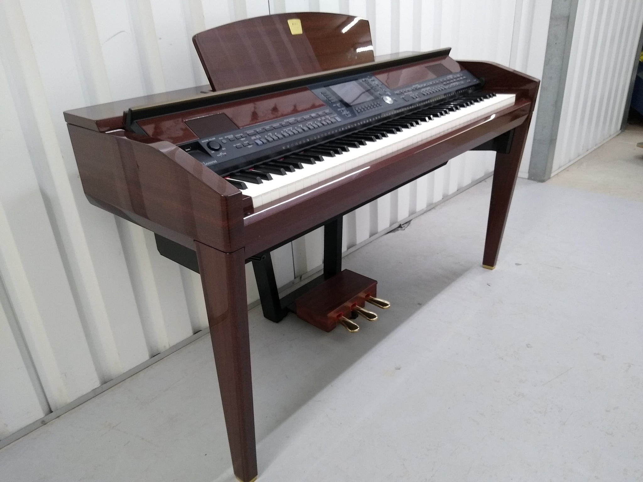 Đàn piano điện Yamaha CVP-505 màu gỗ bóng sang trọng tại TÂN NHẠC CỤ, thiết kế dáng tủ hiện đại với bàn phím GH3.