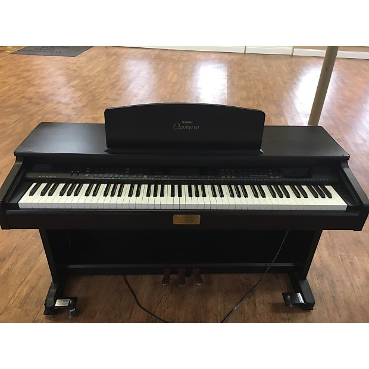 Đàn piano điện Yamaha Clavinova CVP-103 màu gỗ cẩm lai sang trọng tại cửa hàng TÂN NHẠC CỤ