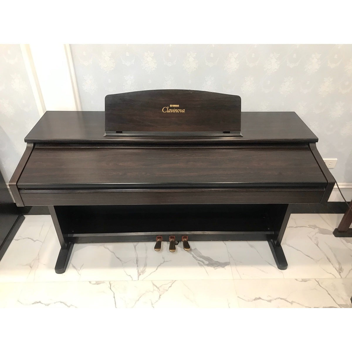 Đàn piano điện TÂN NHẠC CỤ Yamaha Clavinova CVP-103 màu gỗ cẩm lai sang trọng với thiết kế 88 phím tiêu chuẩn.