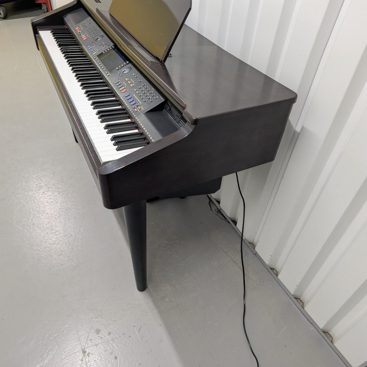 Đàn piano điện Yamaha CVP-105 màu nâu gỗ tại Tân Nhạc Cụ với thiết kế dáng tủ sang trọng và bảng điều khiển đa năng