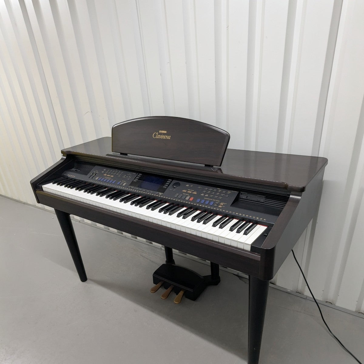 Đàn piano điện Yamaha CVP-105 Clavinova màu nâu gỗ sang trọng với thiết kế dáng tủ tại Tân Nhạc Cụ