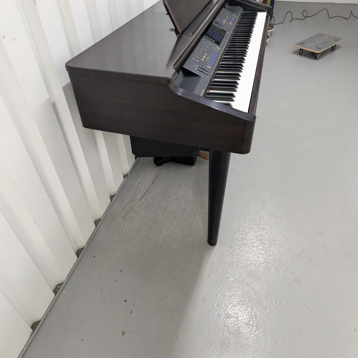 Đàn piano điện Yamaha CVP-105 màu nâu gỗ tại Tân Nhạc Cụ, thiết kế dáng tủ sang trọng với bảng điều khiển đa năng.