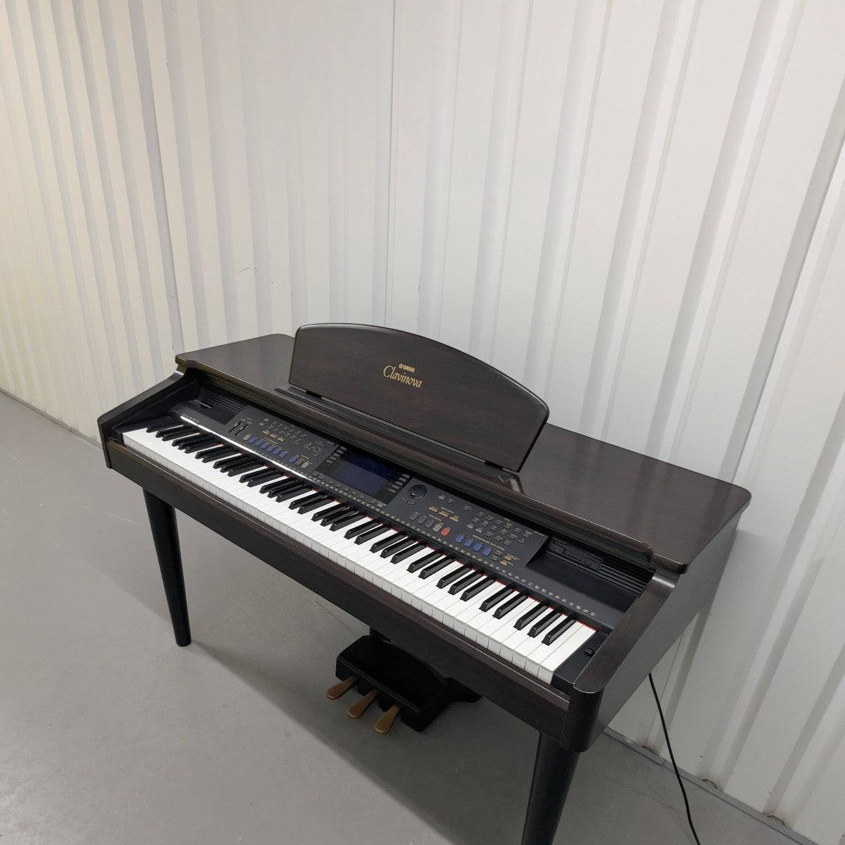 Đàn piano điện Yamaha CVP-105 Clavinova màu nâu gỗ dáng tủ tại Tân Nhạc Cụ với bảng điều khiển đa năng và 3 pedal