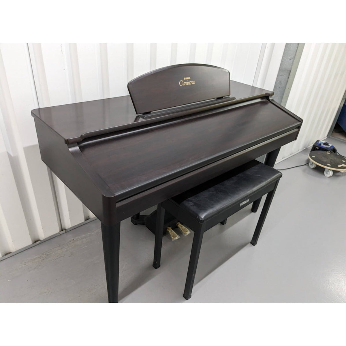Đàn piano điện Yamaha CVP-105 màu nâu gỗ sang trọng tại TÂN NHẠC CỤ, thiết kế dáng tủ cổ điển với ghế đàn đi kèm.