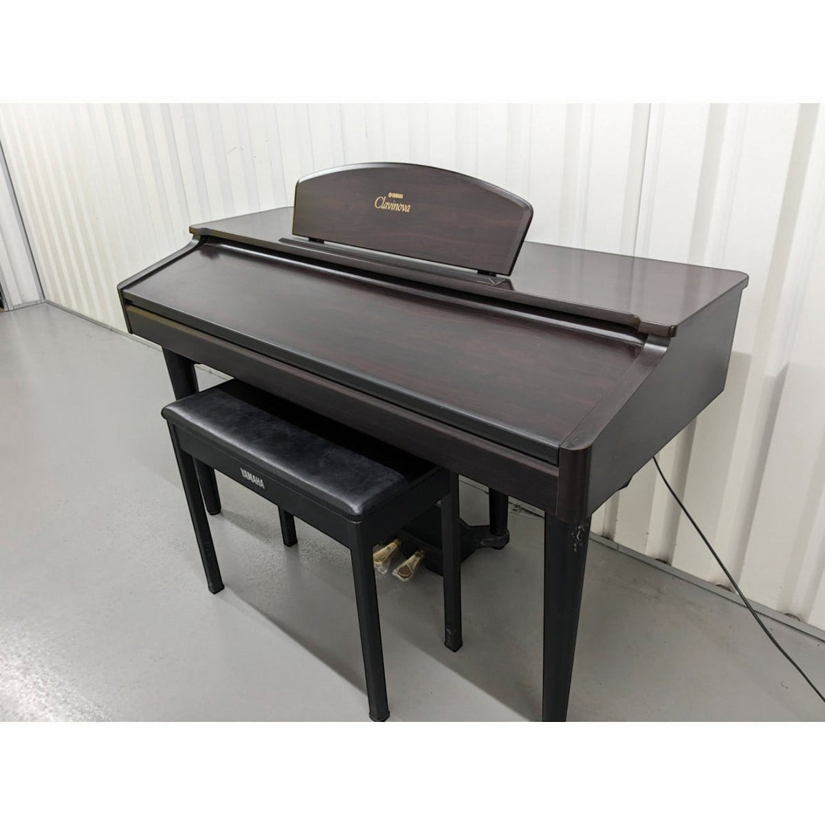 Đàn piano điện Yamaha CVP-105 màu nâu gỗ sang trọng, dáng tủ Clavinova kèm ghế tại Tân Nhạc Cụ